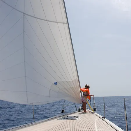 Imagine Botel Hyeres